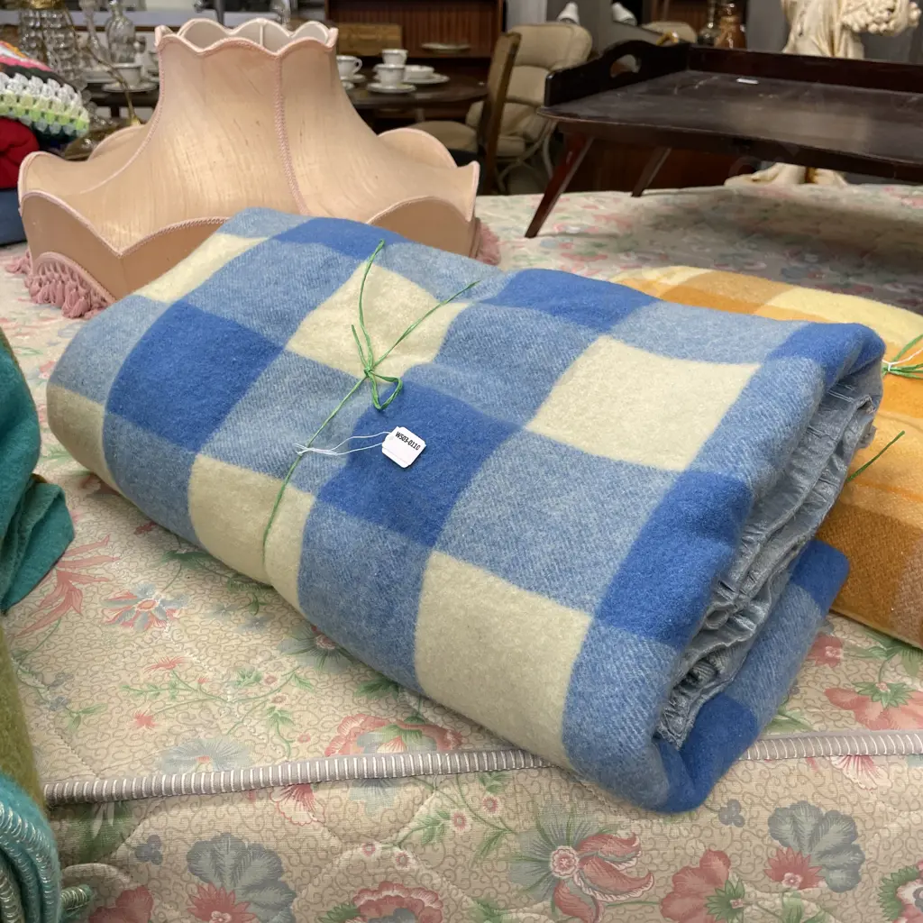 Vintage Daylesford NZ 100% Lambs Wool Blue/Cream Square Blanket Image 1++