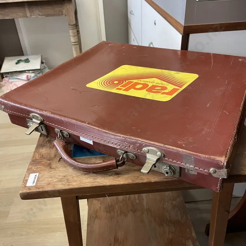 Vintage Leather Art Work Case. 45 x 49 H8cm Image 1++