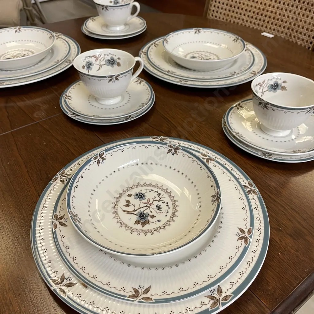 Royal Doulton Old Colony Dinnerset Image 1++