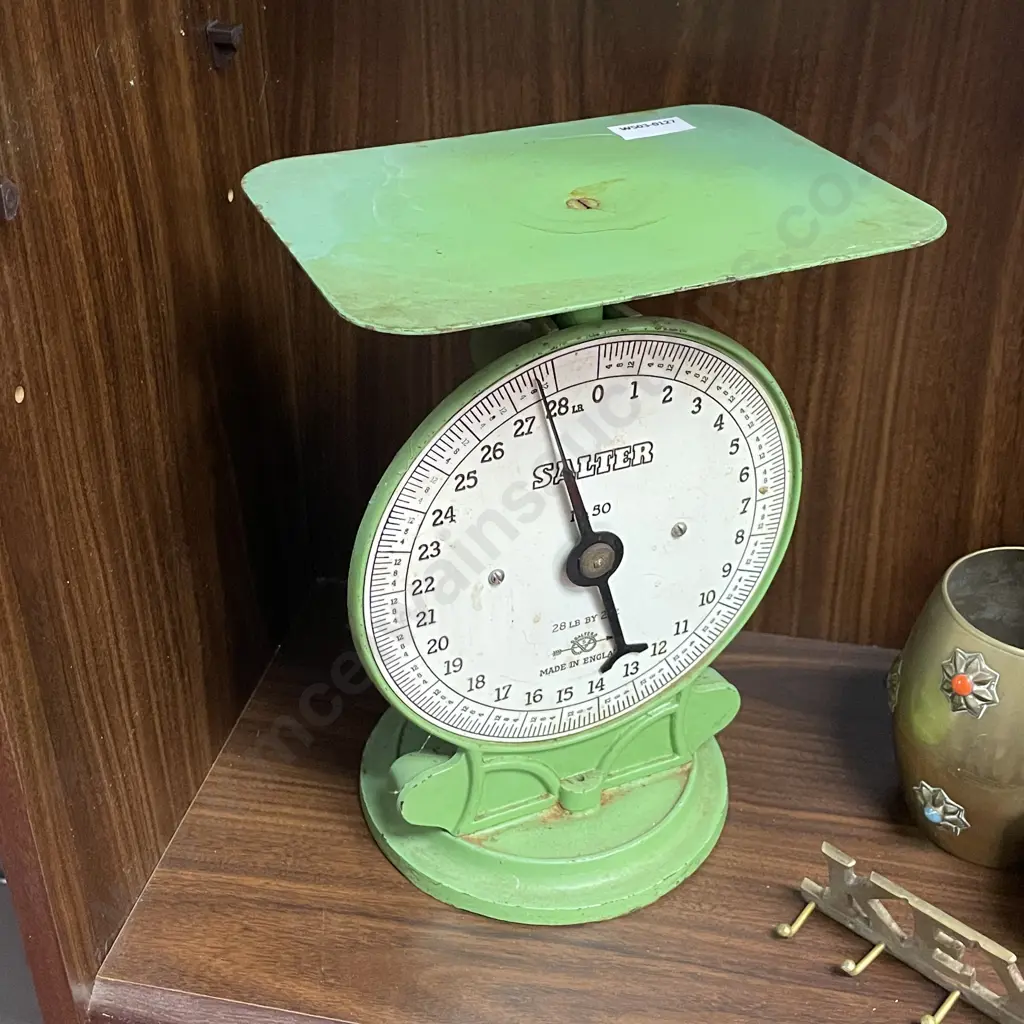 Vintage Cast Iron Salter Scales. Green Image 1++