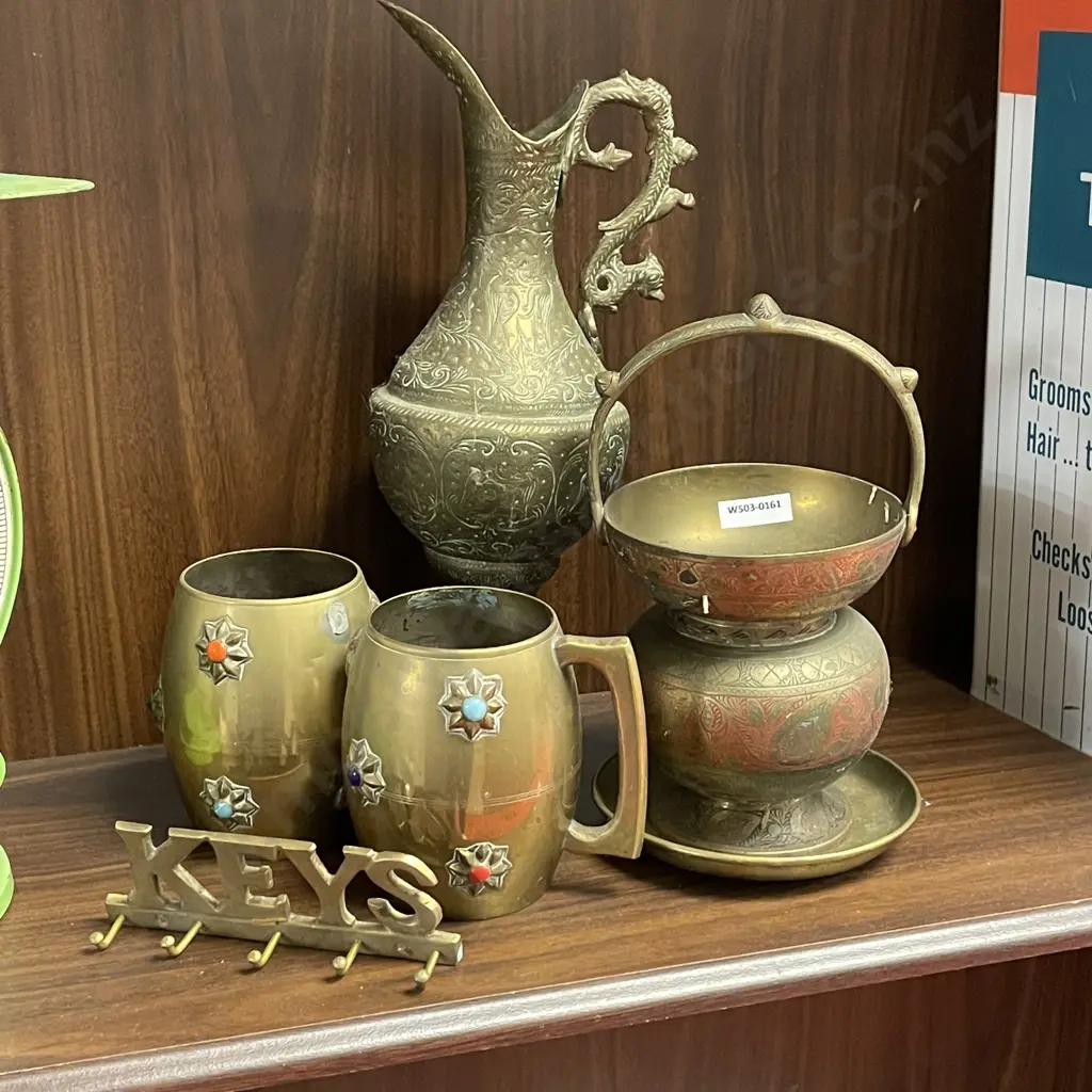 Assorted Vintage Brassware incl two enamelled mugs (1 af to handle) Image 1++