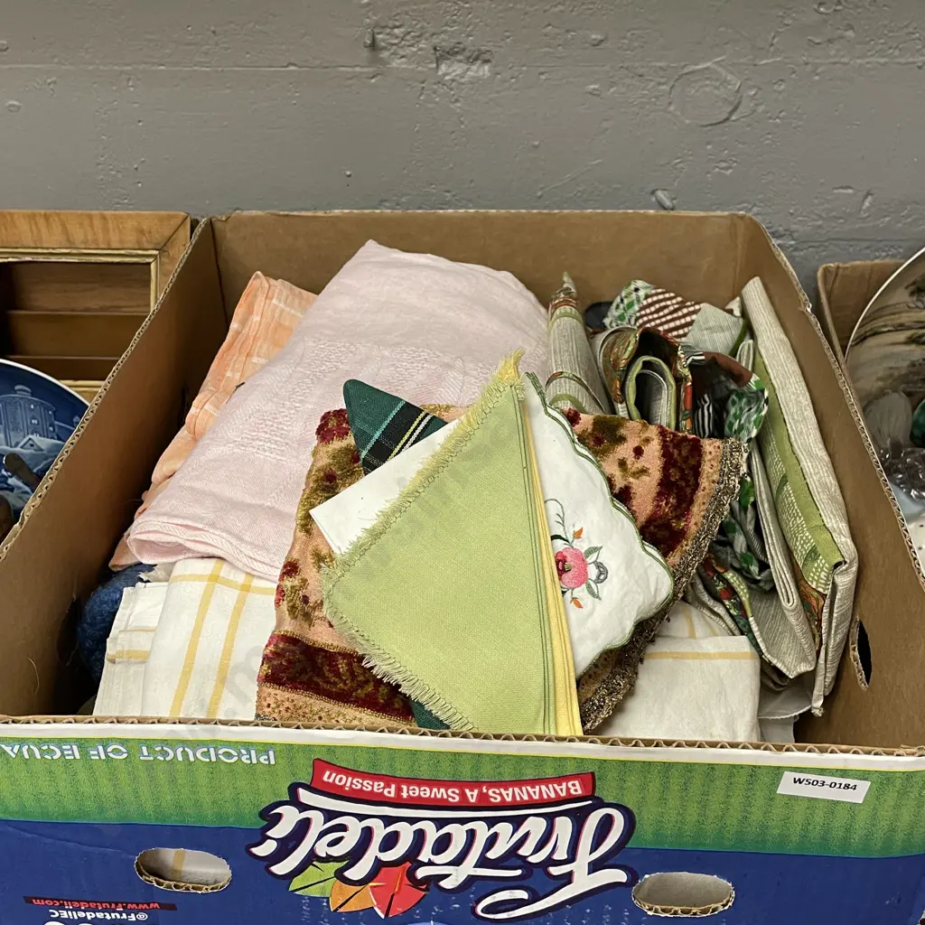 Box of Assorted Linen Image 1++