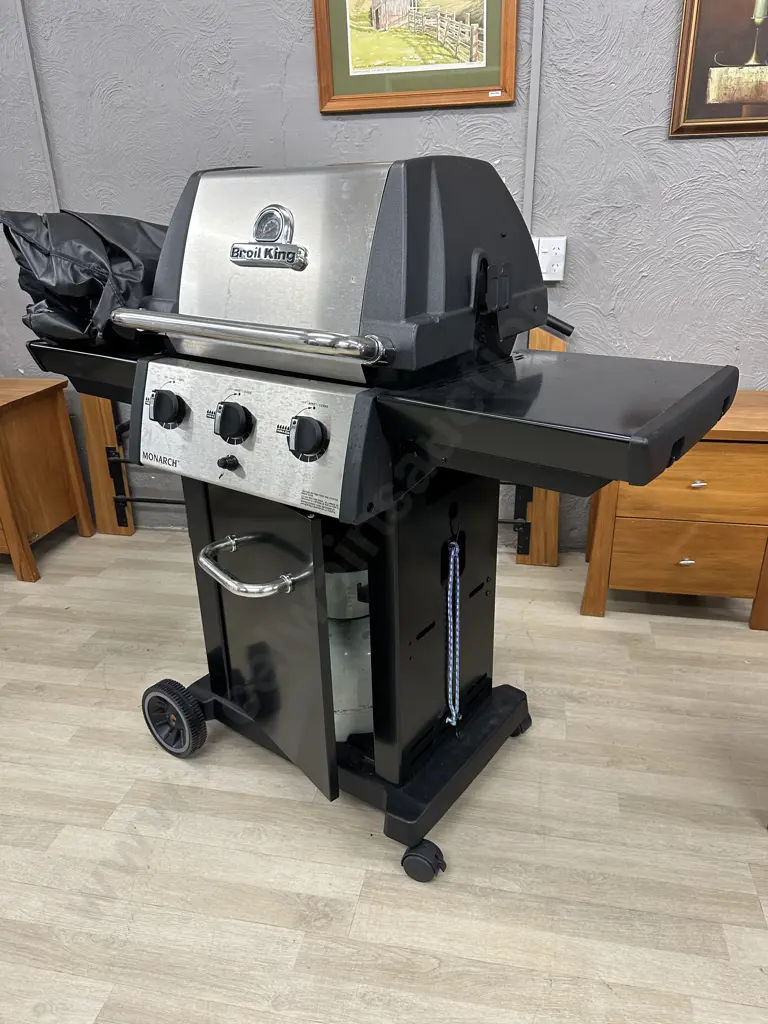 Broil King Monarch BBQ With Gas Bottle & Cover (Cover is Ripped) Image 1++