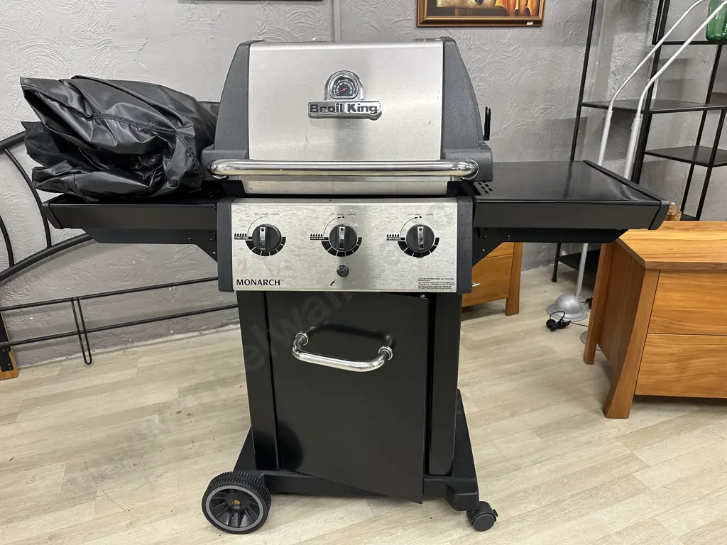 Broil King Monarch BBQ With Gas Bottle & Cover (Cover is Ripped) Image 1++
