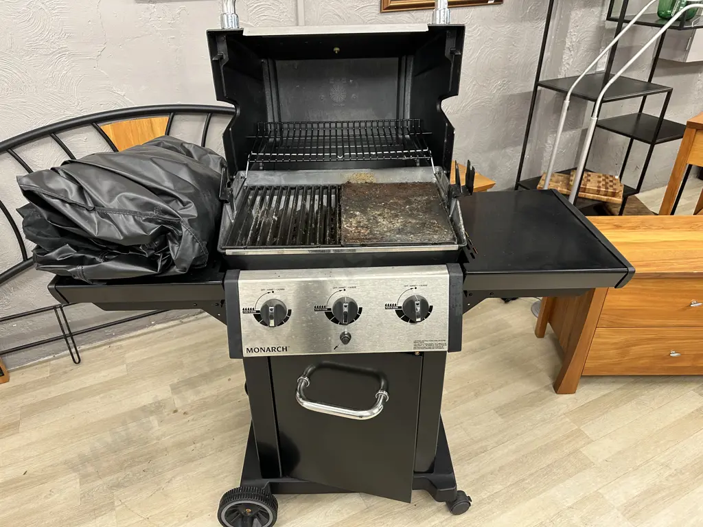 Broil King Monarch BBQ With Gas Bottle & Cover (Cover is Ripped) Image 1++