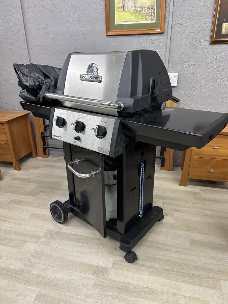 Broil King Monarch BBQ With Gas Bottle & Cover (Cover is Ripped) Image 1++