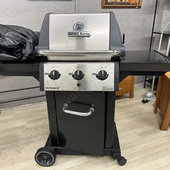 Broil King Monarch BBQ With Gas Bottle & Cover (Cover is Ripped)