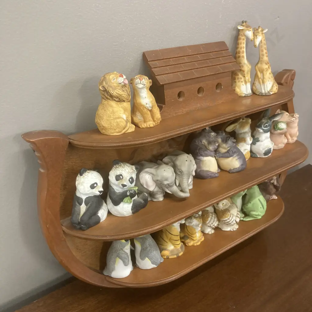 Vintage Franklin Mint Noahs Ark Salt & Pepper Shakers (1987) Wooden Ark Stand With 24 Ceramic Salt & Pepper Shakers Image 1++