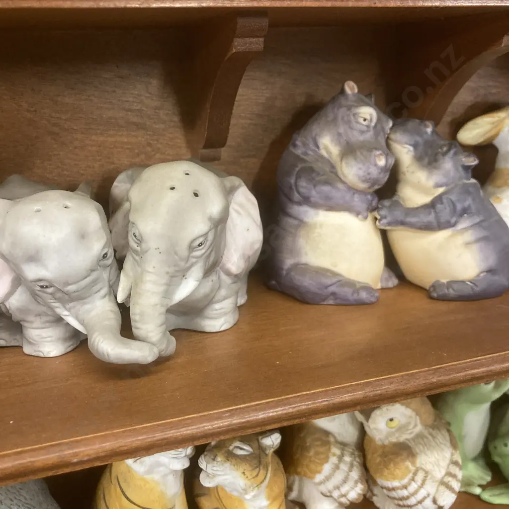Vintage Franklin Mint Noahs Ark Salt & Pepper Shakers (1987) Wooden Ark Stand With 24 Ceramic Salt & Pepper Shakers Image 1++