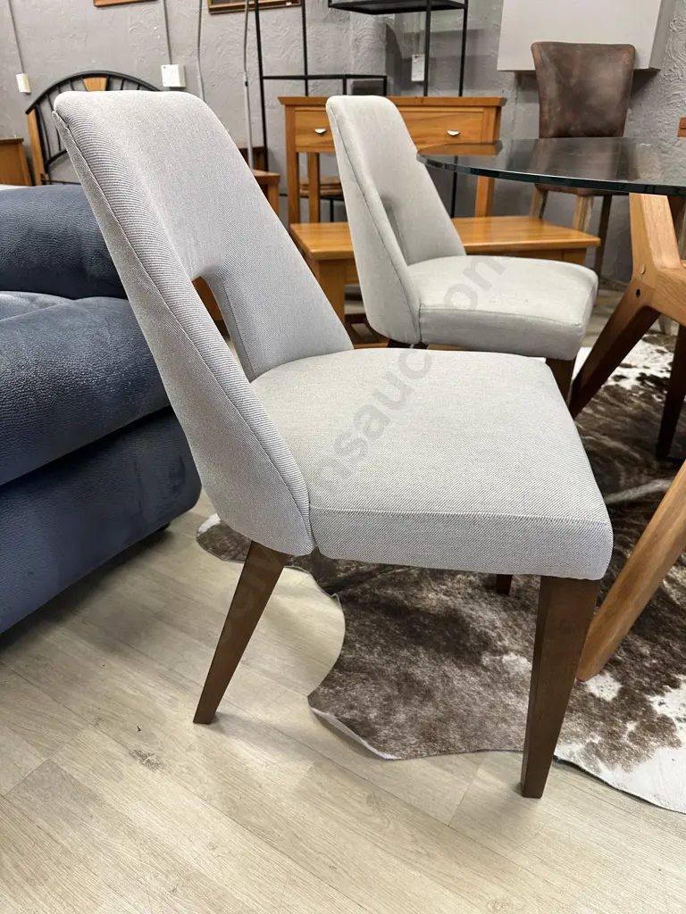 Round Glass Top Table (DIa130cm) With Oak Tri Leg Base & 4 Cream Fleck Chairs (Ex Freedom Furniture) Image 1++