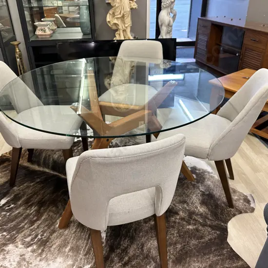 Round Glass Top Table (DIa130cm) With Oak Tri Leg Base & 4 Cream Fleck Chairs (Ex Freedom Furniture)