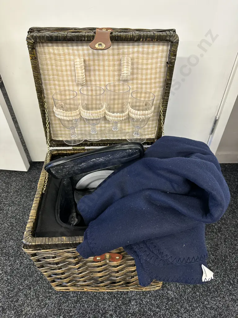 Large Wicker Picnic Hamper With Strap Image 1++