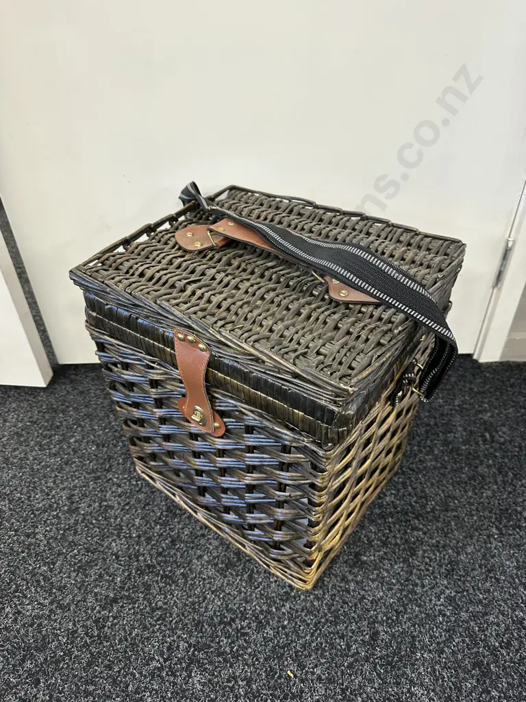 Large Wicker Picnic Hamper With Strap Image 1++