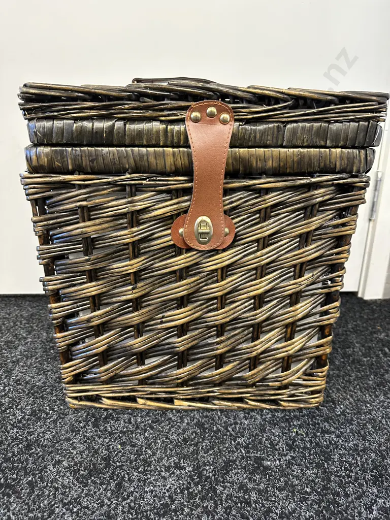 Large Wicker Picnic Hamper With Strap Image 1++