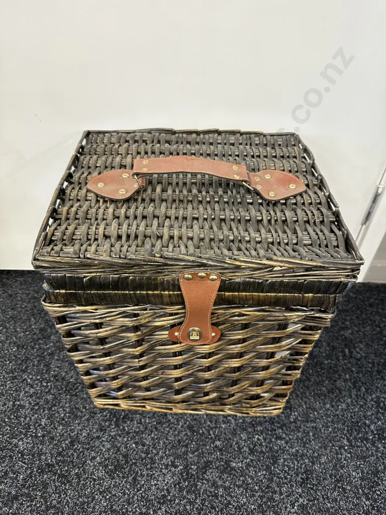 Large Wicker Picnic Hamper With Strap Image 1++