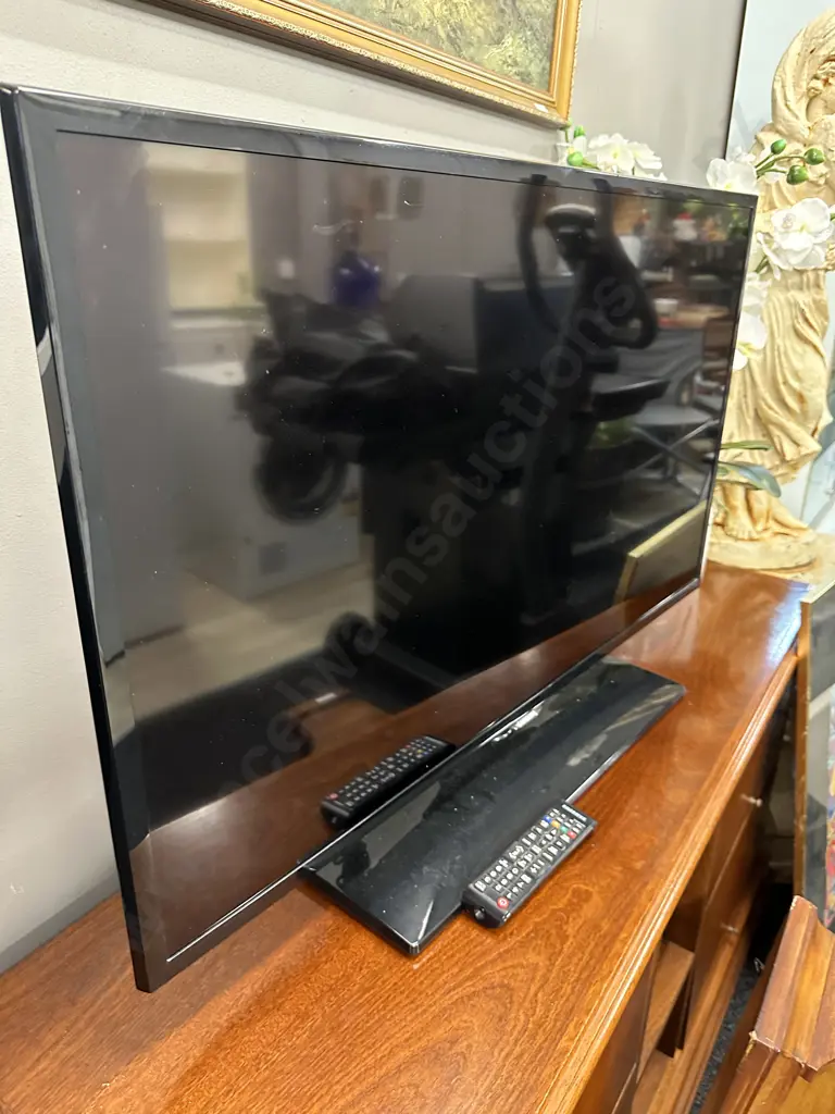 40" Samsung Tv With remote Control, Model UA40F500AM Image 1++