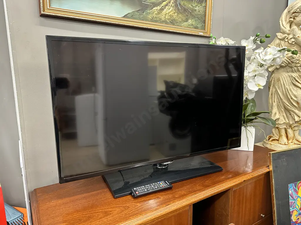40" Samsung Tv With remote Control, Model UA40F500AM Image 1++