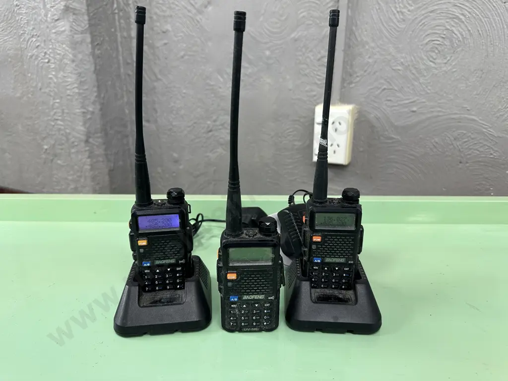 3 x Baofeng UV-5R Walkie Talkies With 2 x Charging Cradles Image 1++