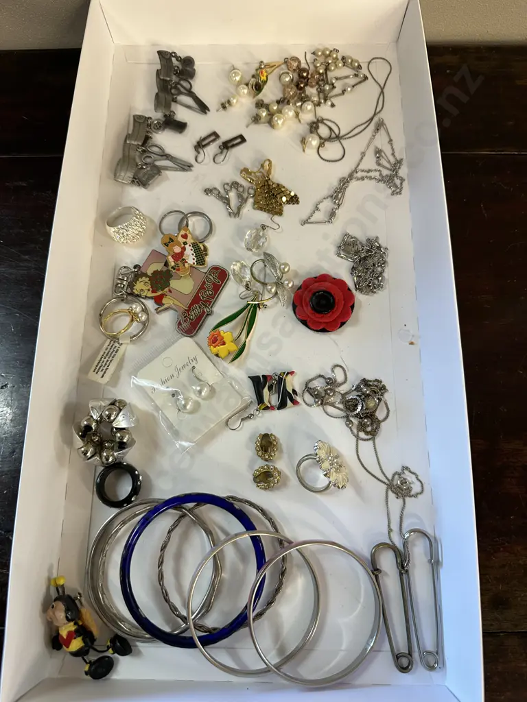 Selection of Assorted Costume Jewellery Image 1++