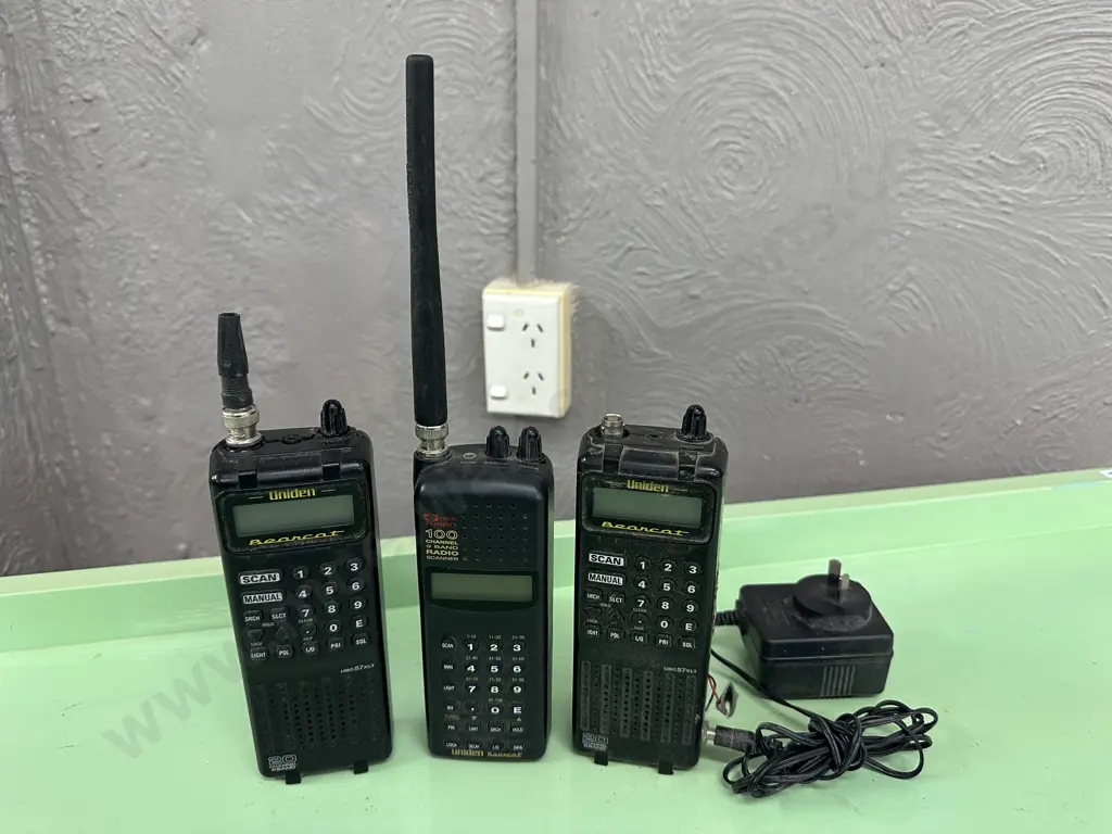 Uniden Bearcat 100 Channel 9 Band Radio Scanner (No Charger), 2 x Uniden Bearcat 20 Channel Scanners & 1 Charger Image 1++