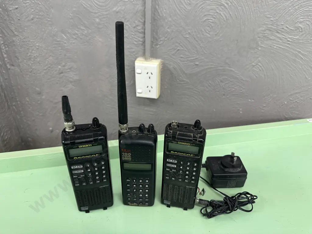 Uniden Bearcat 100 Channel 9 Band Radio Scanner (No Charger), 2 x Uniden Bearcat 20 Channel Scanners & 1 Charger Image 1++