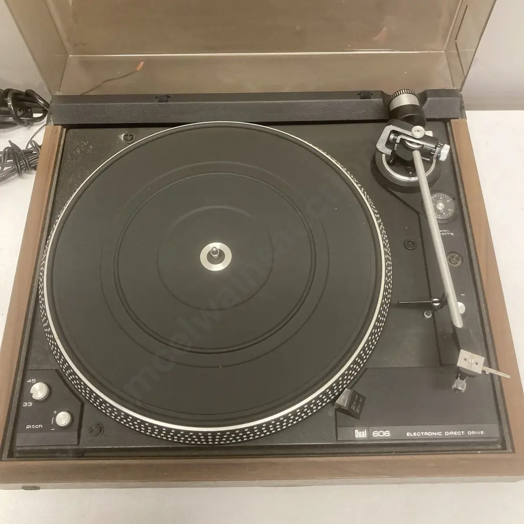 Dual 606 Electronic Direct Drive Turntable Image 1++