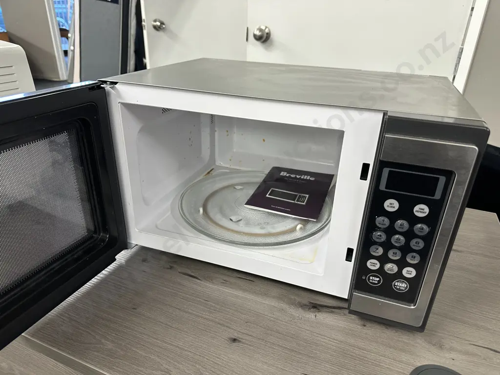 Breville Microwave Oven - Model BM0300 Image 1++
