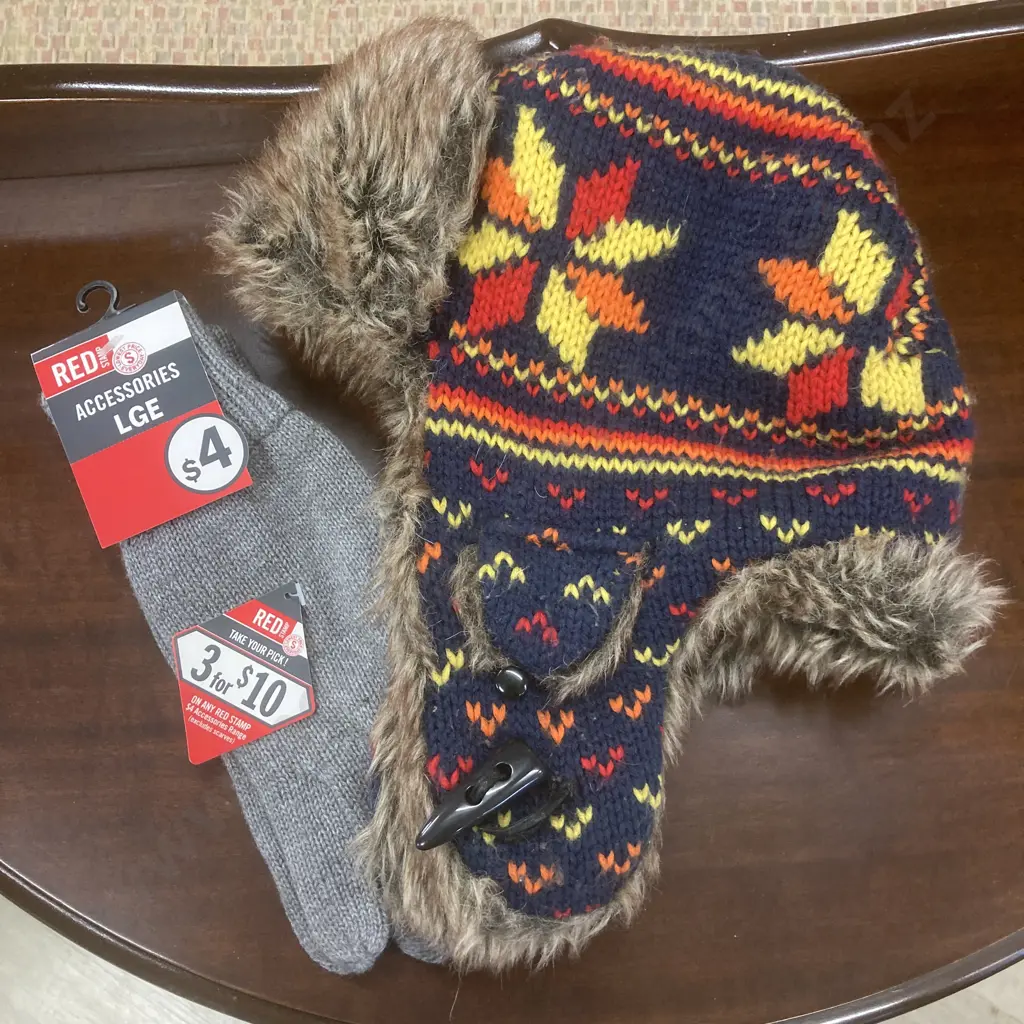Park Nepal Trapper Hat & Red Stamp Gloves Image 1++