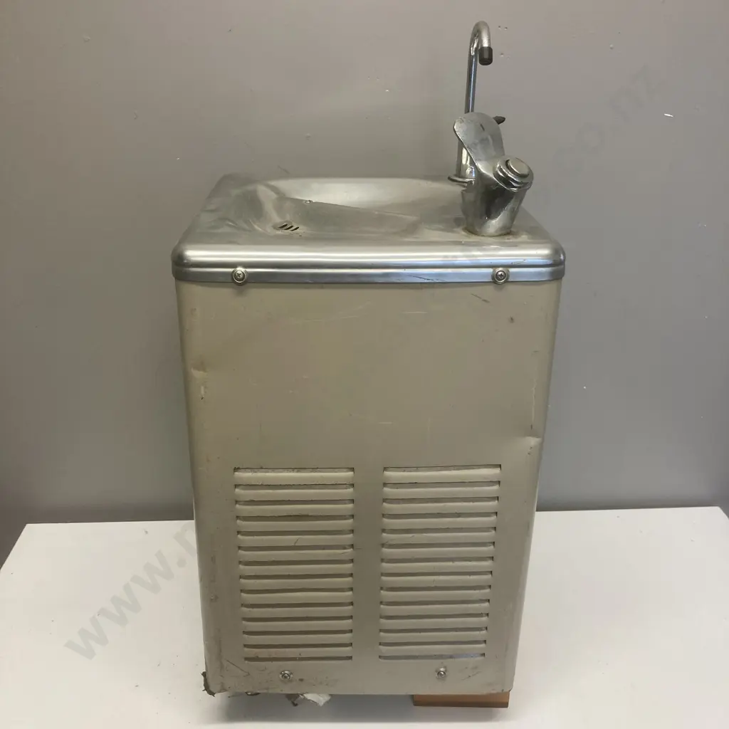 Wall Mount Drinking Fountain Image 1++