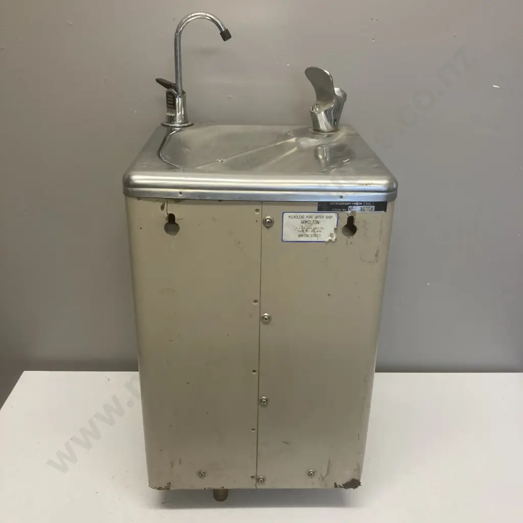 Wall Mount Drinking Fountain Image 1++