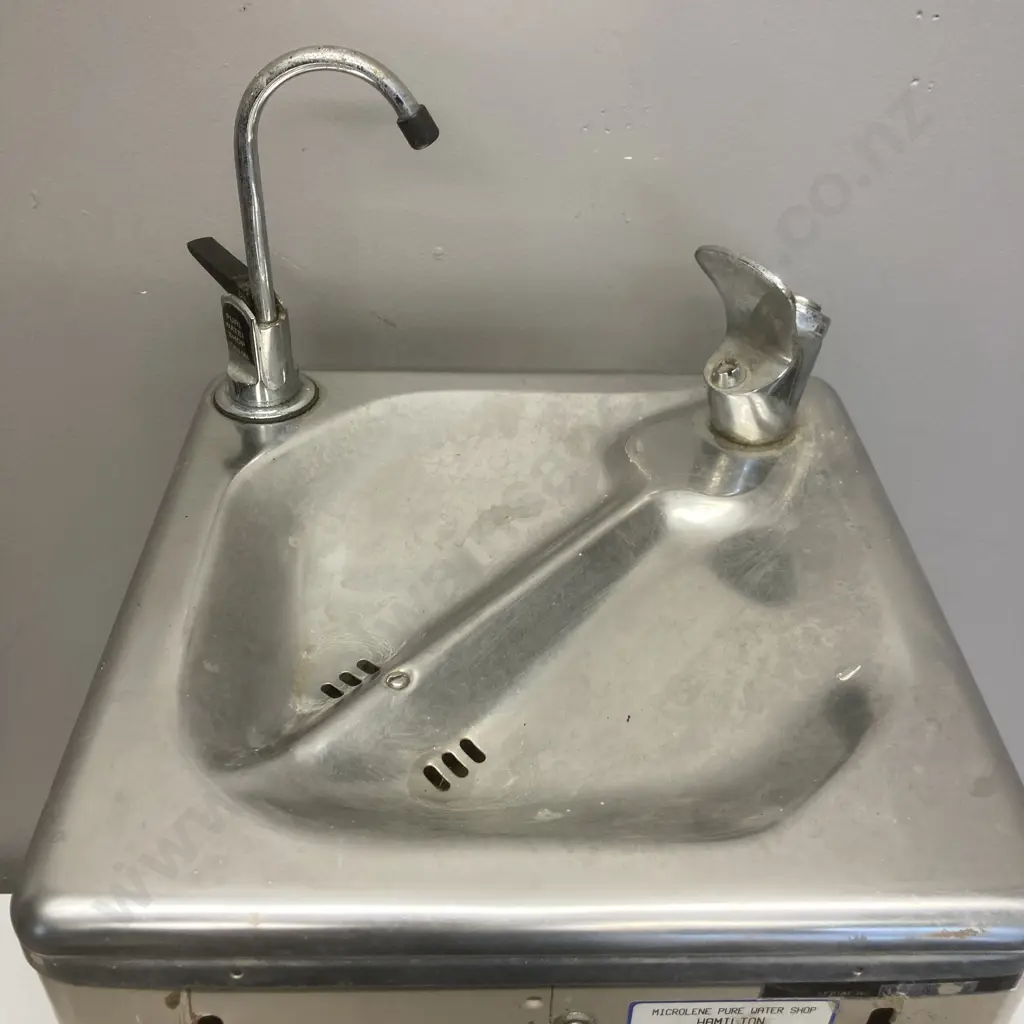 Wall Mount Drinking Fountain Image 1++