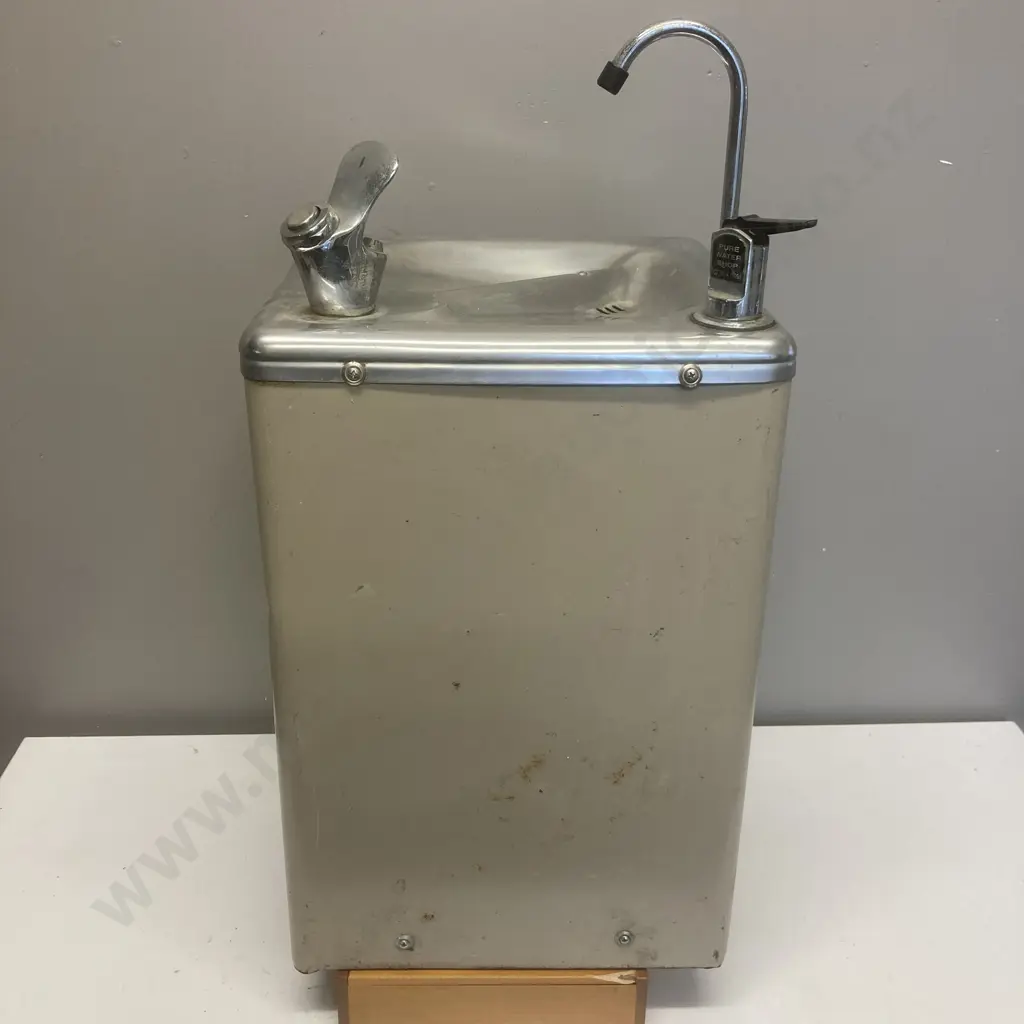 Wall Mount Drinking Fountain Image 1++