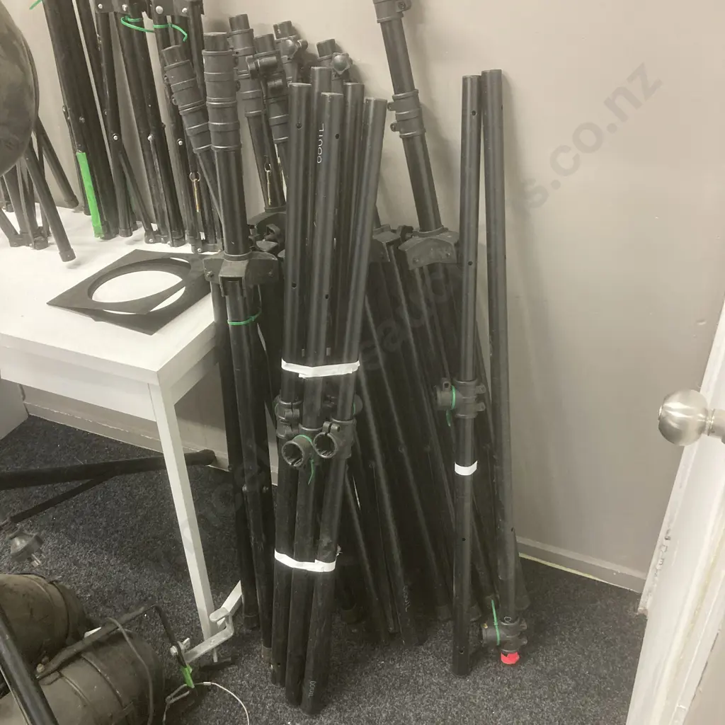 Lot of Stage / Entertainment Lights,3 x PAR-64L Lights, 3 x Can lights, Assorted Sized Adjustable Stage Light Stands Image 1++