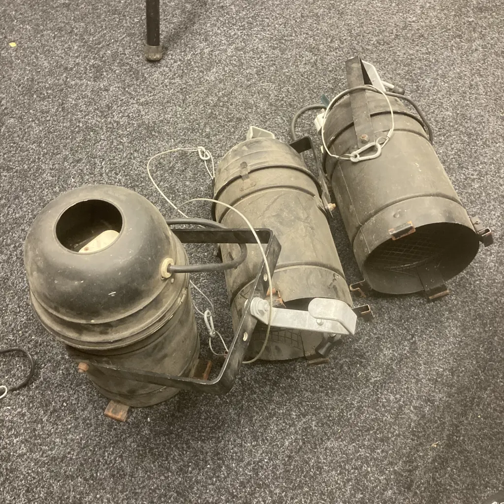 Lot of Stage / Entertainment Lights,3 x PAR-64L Lights, 3 x Can lights, Assorted Sized Adjustable Stage Light Stands Image 1++