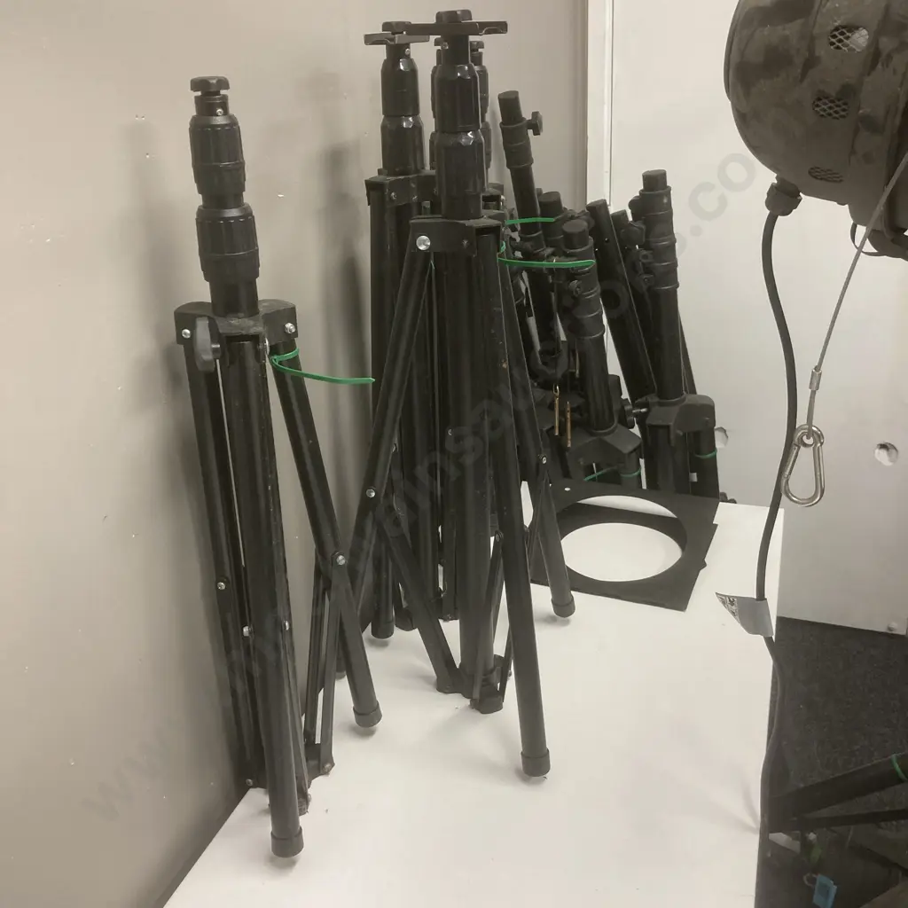 Lot of Stage / Entertainment Lights,3 x PAR-64L Lights, 3 x Can lights, Assorted Sized Adjustable Stage Light Stands Image 1++