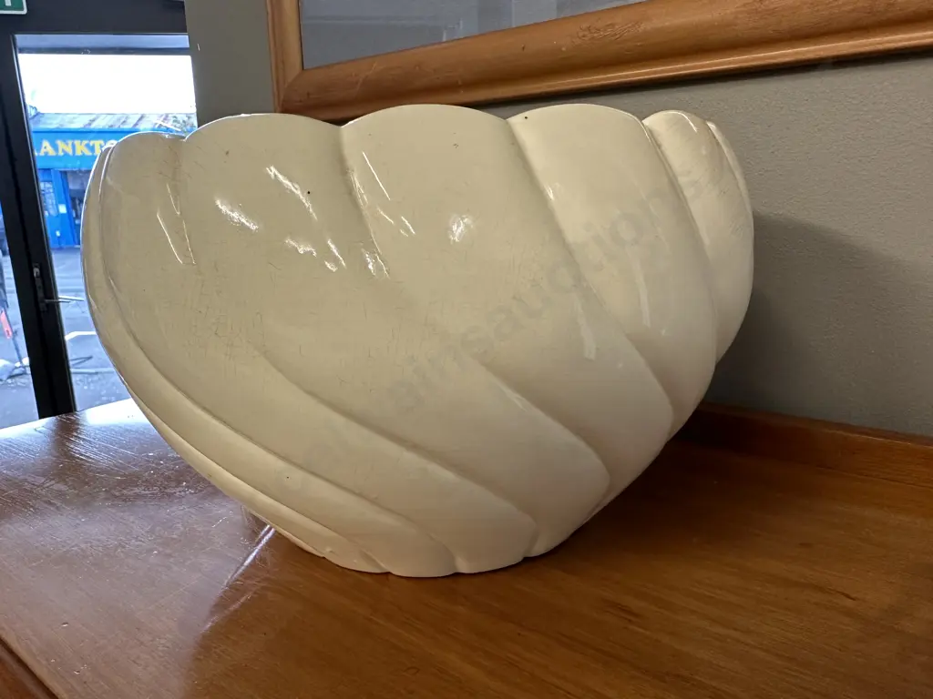 Round Cream Planter 17 x 25cm Image 1++