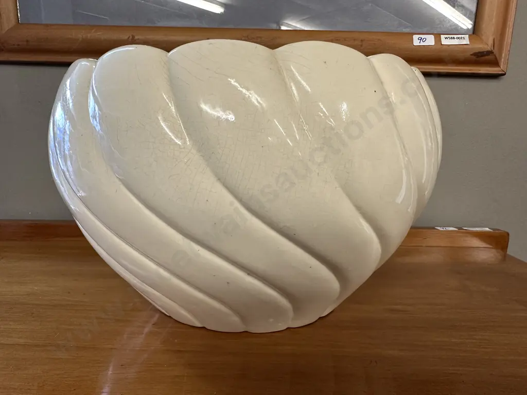 Round Cream Planter 17 x 25cm Image 1++