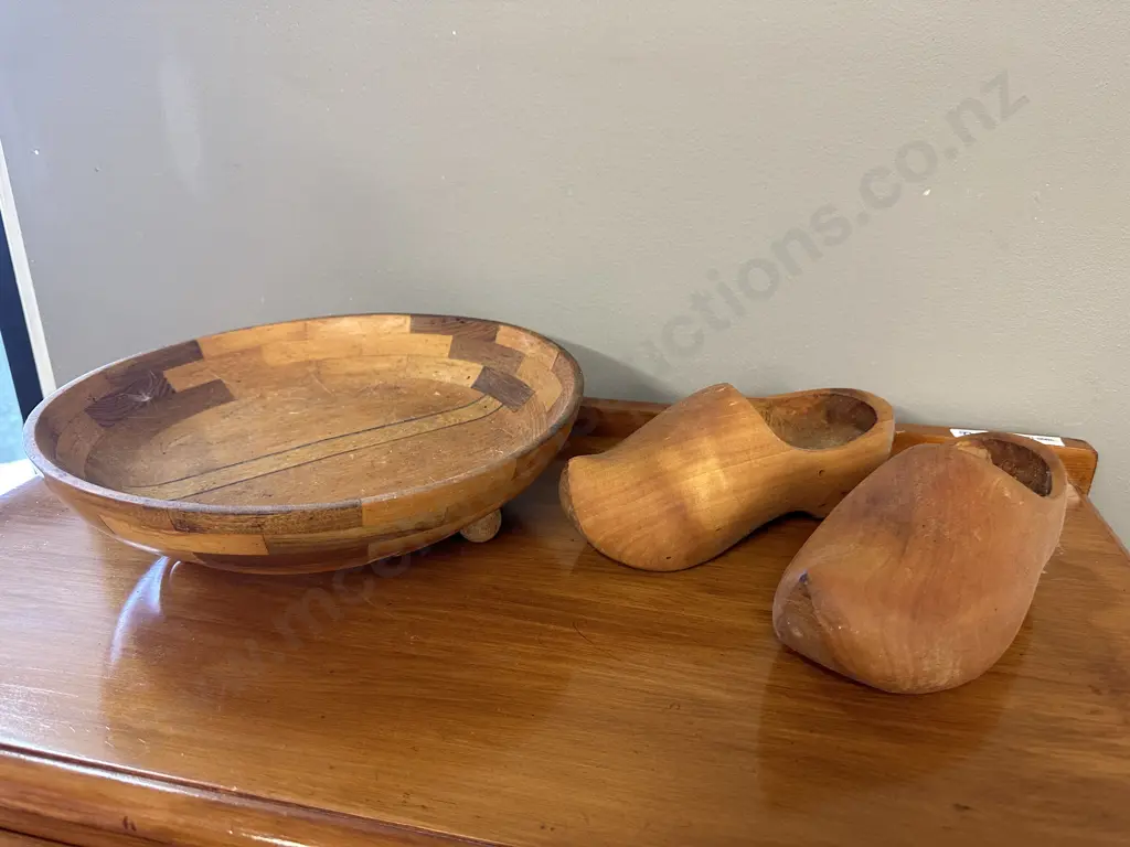 Kaimanawa Checker Ware of NZ Native Woods Tri Footed Dish & Pair of  Wooden Clocks Image 1++