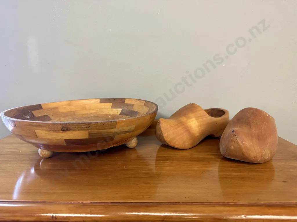 Kaimanawa Checker Ware of NZ Native Woods Tri Footed Dish & Pair of  Wooden Clocks Image 1++