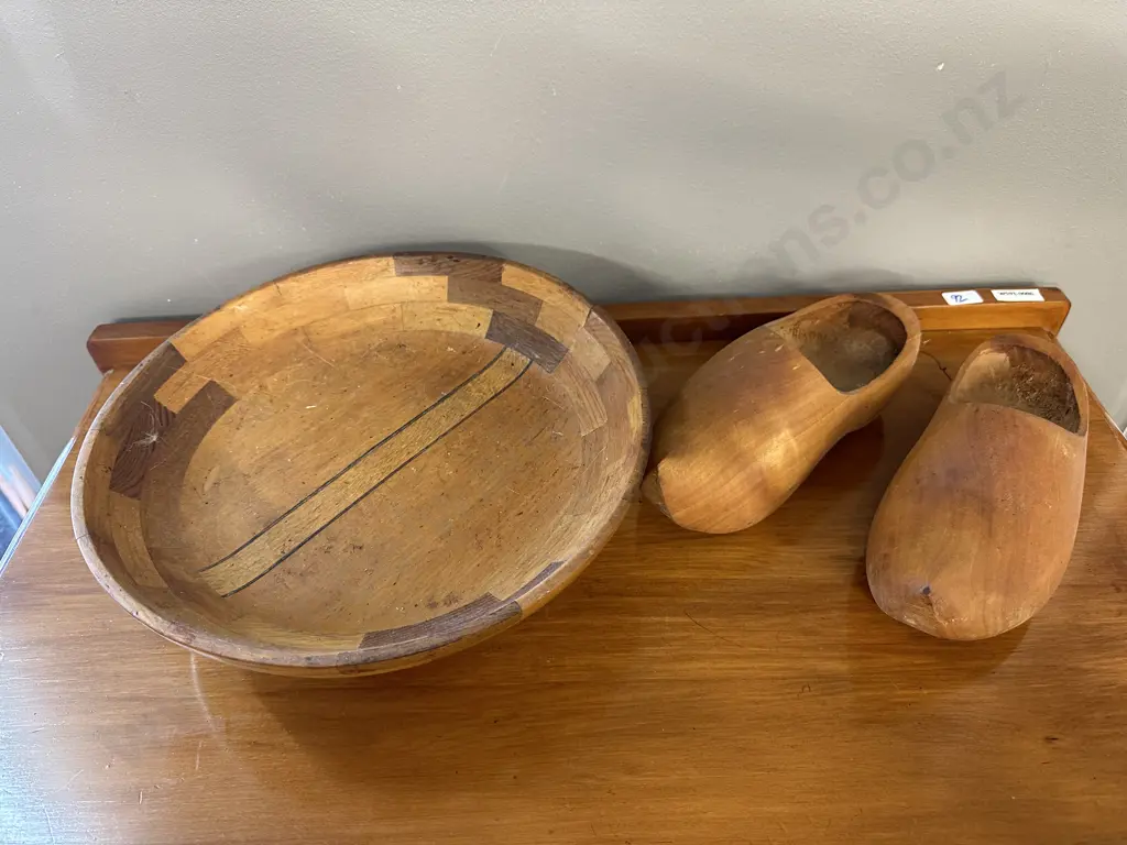 Kaimanawa Checker Ware of NZ Native Woods Tri Footed Dish & Pair of  Wooden Clocks Image 1++