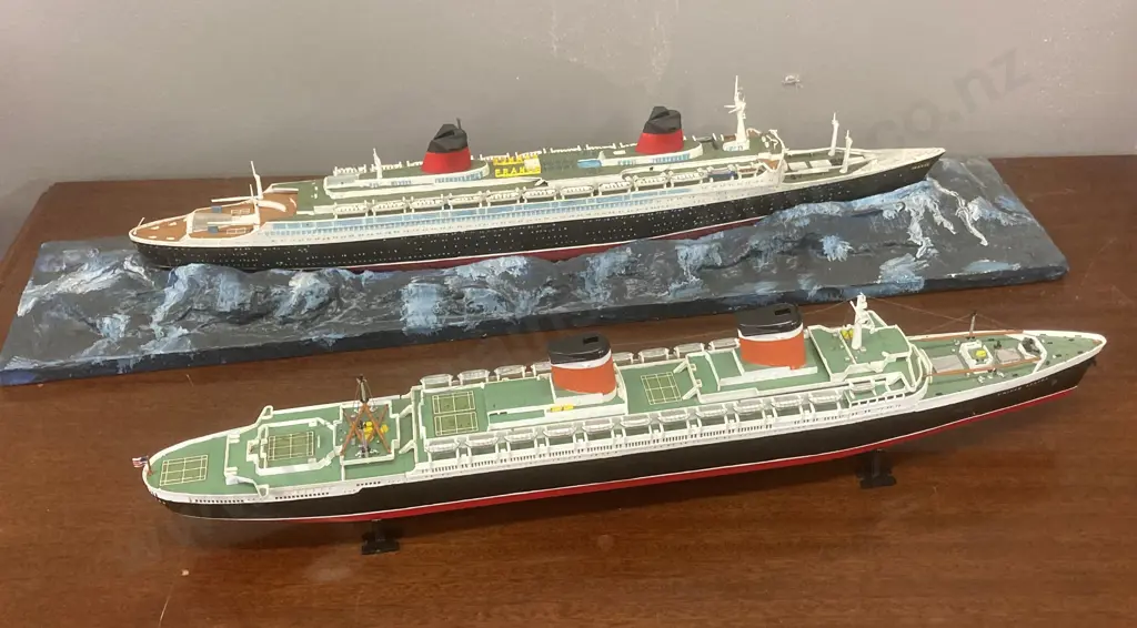 Lot of 2 Model Ships, L50 & 66cm Image 1++