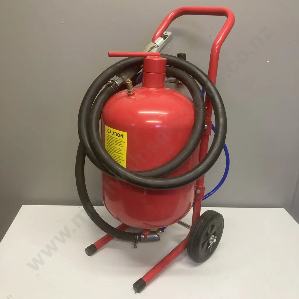 Portable 5 Gallon (20L) Sand Blaster (1 Week Old) Image 1++