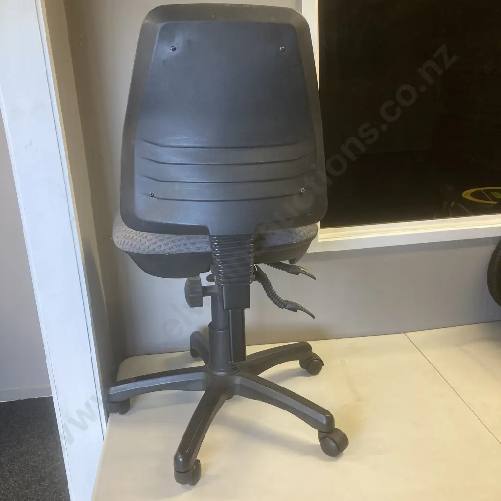 Gaslift Mobile Office Chair With Grey & Red Fabric Image 1++