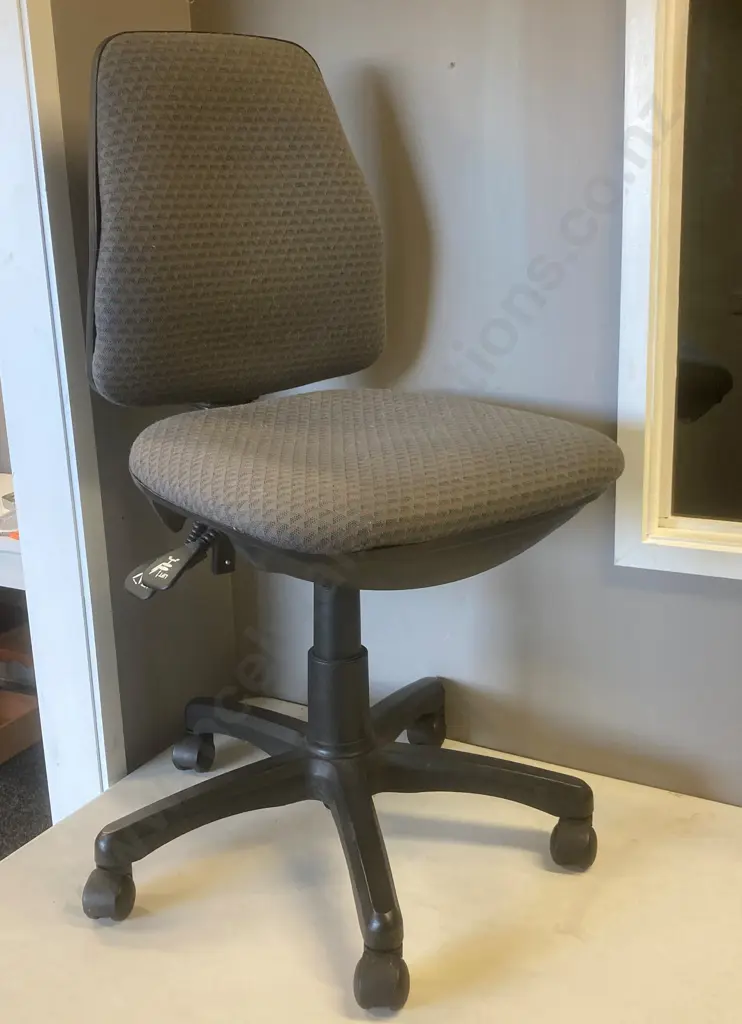 Gaslift Mobile Office Chair With Grey & Red Fabric Image 1++