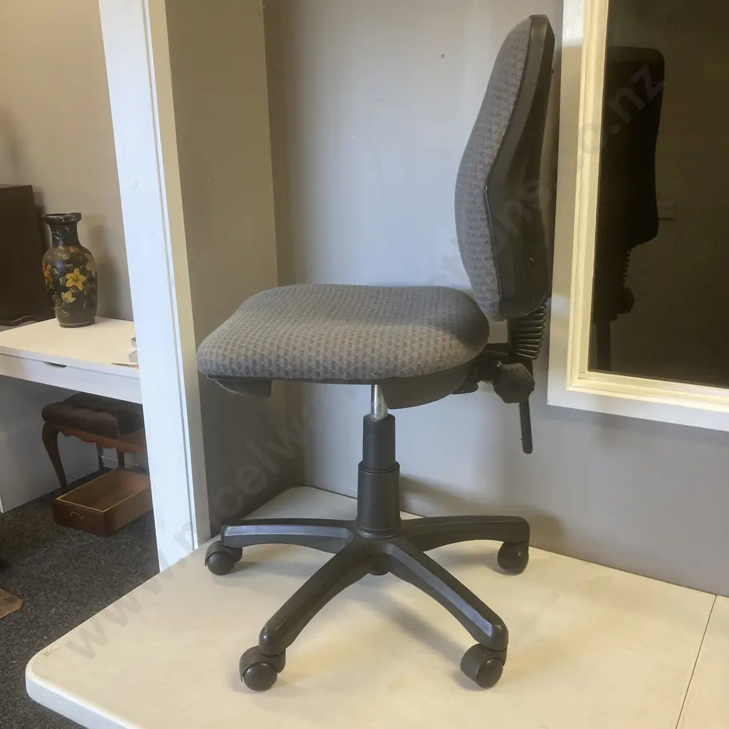 Gaslift Mobile Office Chair With Grey & Red Fabric Image 1++