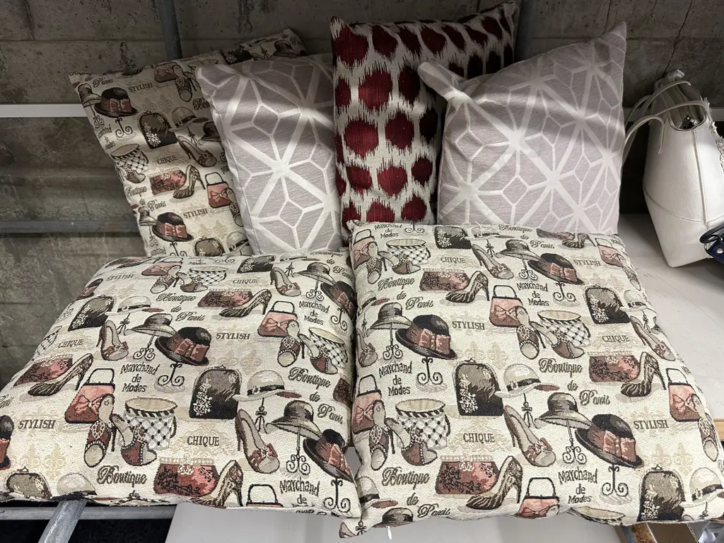 Selection Of Cushions x6 Image 1++
