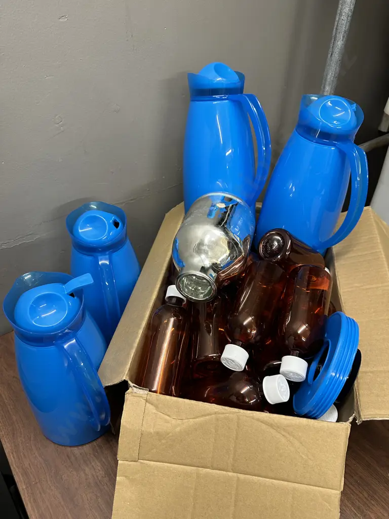 Box Of Plastic Lidded Bottles & Thermos Flasks Image 1++