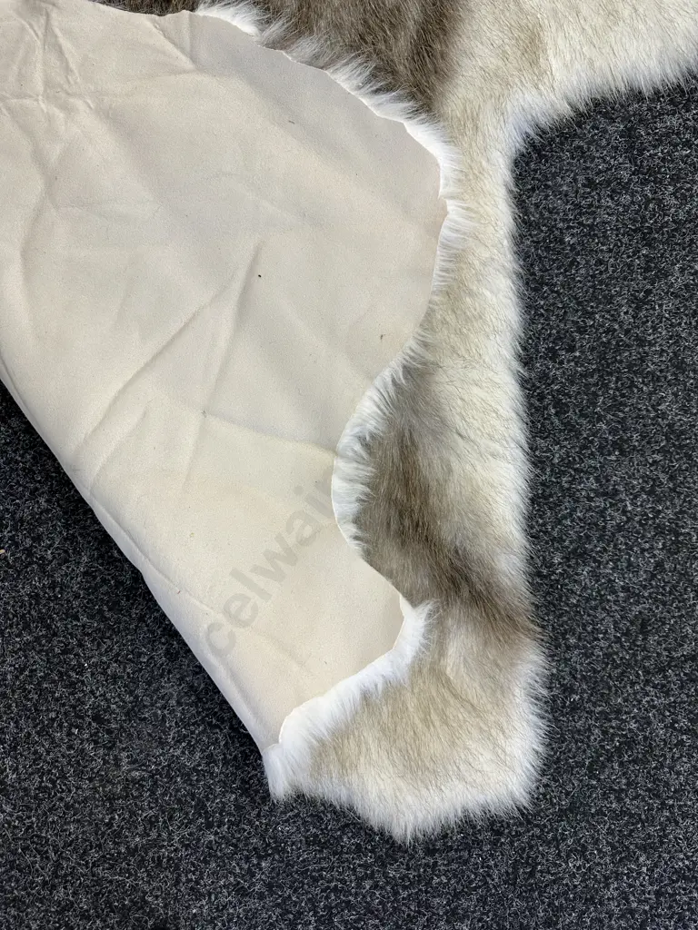 Faux Fur Floor Rug / Throw, 133 x 105 Image 1++