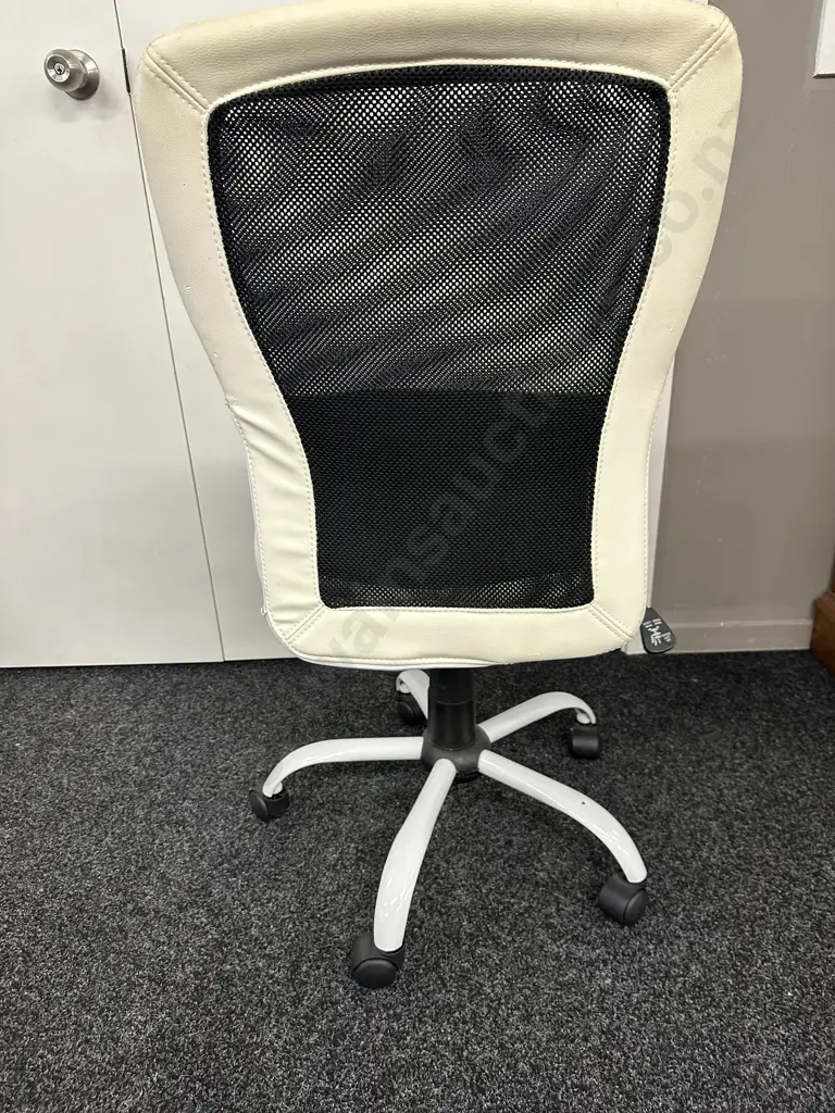 Black & White Single Lever Gaslift Chair, Mesh Back Image 1++