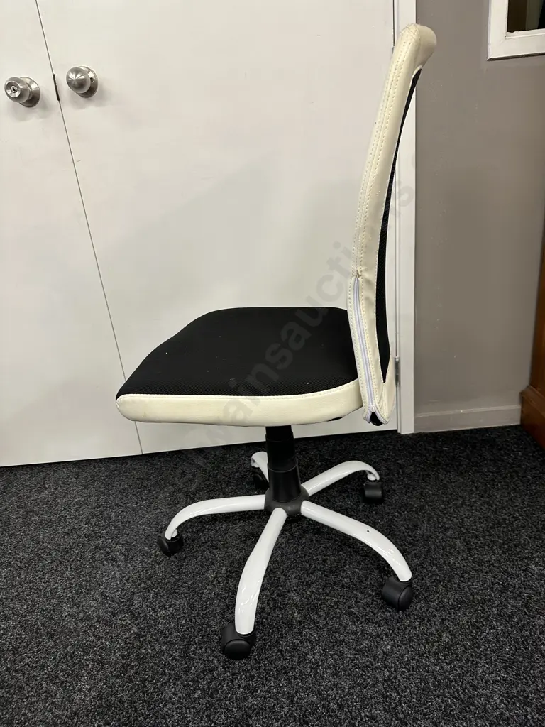 Black & White Single Lever Gaslift Chair, Mesh Back Image 1++